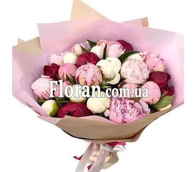 Різнобарвний букет півоній